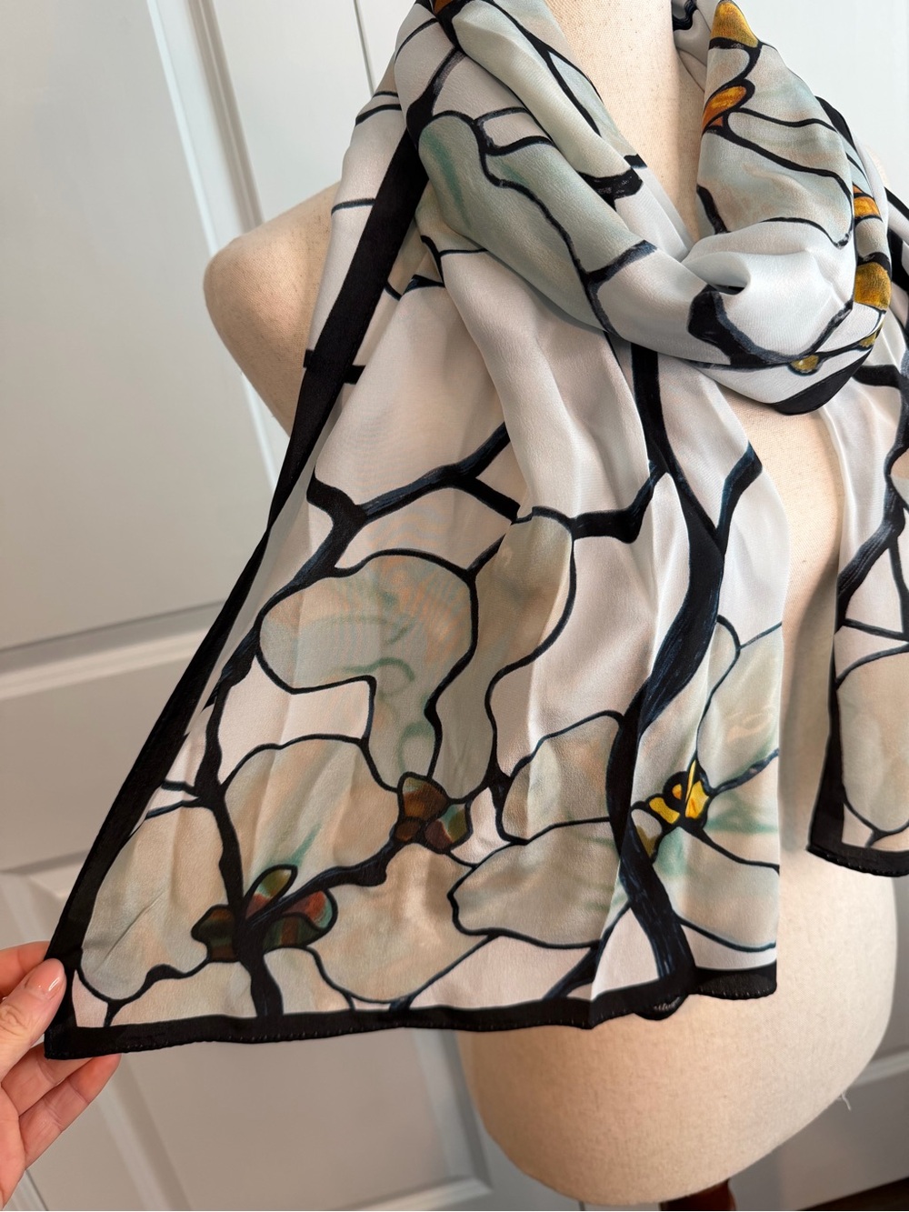 Metropolitan Museum of Art Louis C. Tiffany White Magnolia Oblong Silk Scarf - Picture 5 of 9